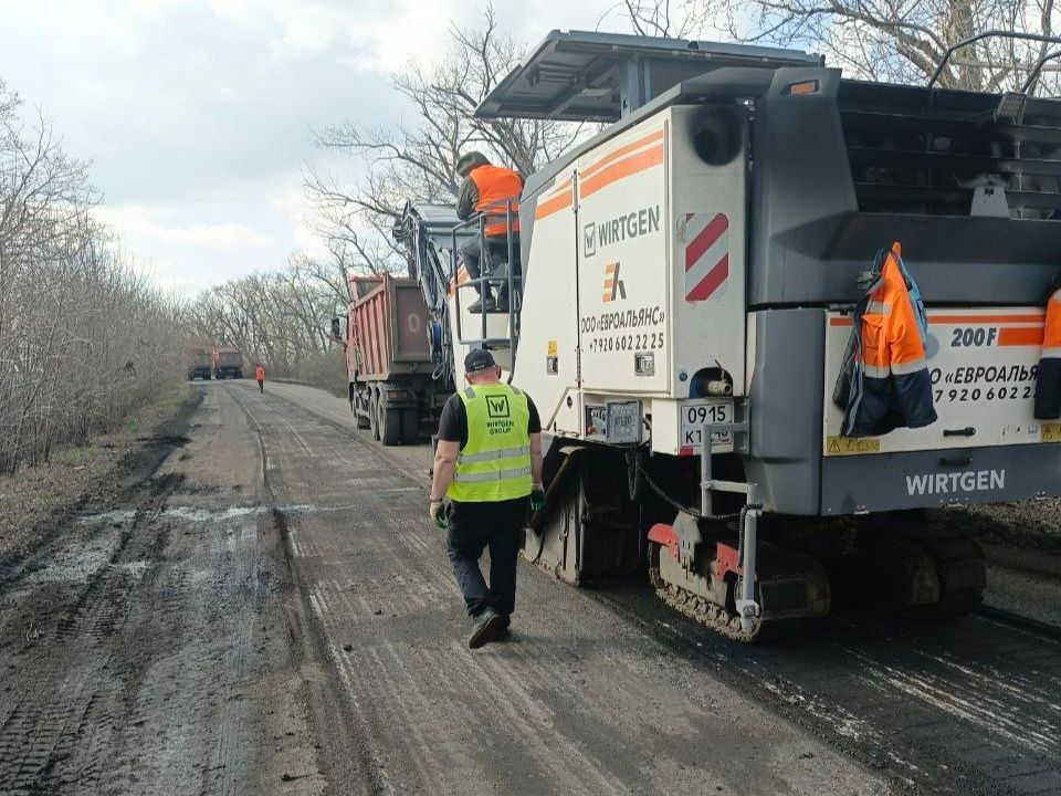 Обещают восстановить до конца июня: в ДНР ремонтируют автодорогу Доля-Еленовка