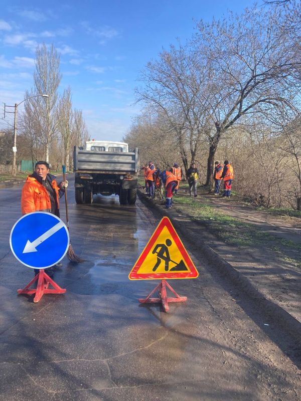 Михаил Меренков: Уборка мусора и смета МУП АГОД "ДРСУ" вдоль прибордюрного камня по улице Октября