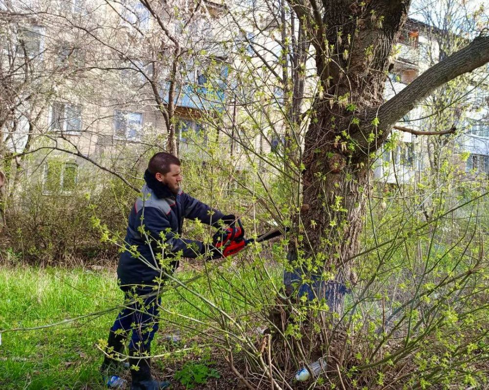Михаил Меренков: Работы жилищной организации МУП АГД "УК Буденновского района города Донецка" на придомовых территориях Буденновского района 8 апреля