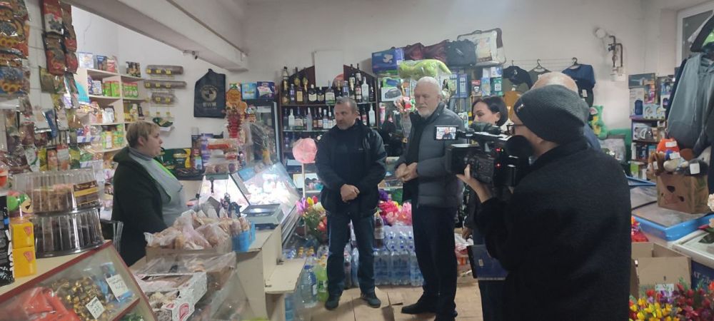 Андрей Бедило: Сегодня, 8 апреля 2025 года с Комитетом Народного контроля, торговым отделом и телевидением Шахтерского муниципального округа провели рейд по торговым точкам сел Мануйлово, Петровское и Степановка