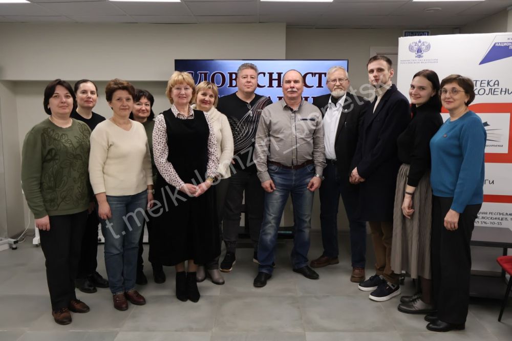 В Донецке представители Российской государственной библиотеки для молодёжи провели семинар-тренинг для молодых библиотекарей «Библиотека – пространство возможностей и креатива» в республиканской библиотеке для молодежи