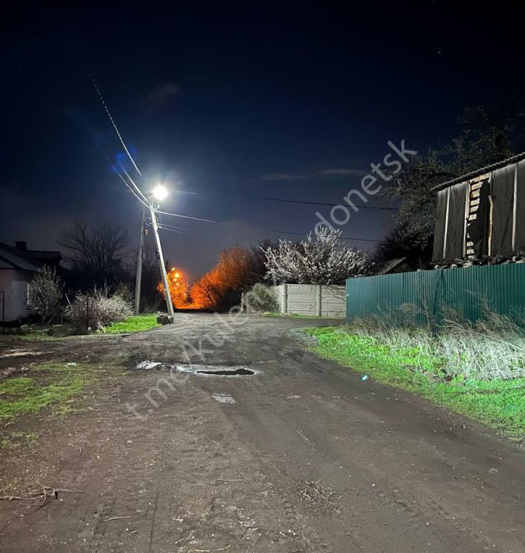 «Каждый зажженный фонарь - это лучик света в сердцах жителей»: В Петровском районе Донецка восстанавливают уличное освещение