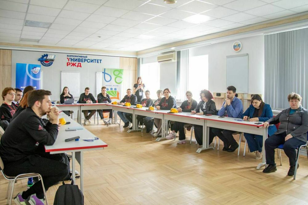 Время молодых!. С 7 по 11 апреля команда студентов Донецкого института железнодорожного транспорта и Дебальцевского колледжа транспортной инфраструктуры принимает участие в программе обучения лидеров студенческого...