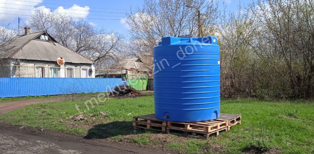 Продолжается работа по установке пятикубовых ёмкостей для обеспечения водой жителей нашего города в связи с перебоями в графике водоснабжения