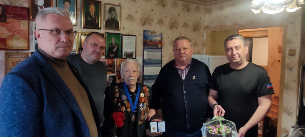 В год 80-летия Победы в Великой Отечественной войне, руководитель Управы Кировского внутригородского района Администрации городского округа Донецк ДНР Алексей Дмитрюк совместно с депутатами Донецкого Городского Совета ДНР...