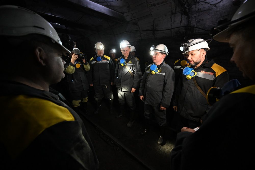 Денис Пушилин и Владимир Якушев горнякам на рабочих местах в шахте вручили партбилеты «Единой России»