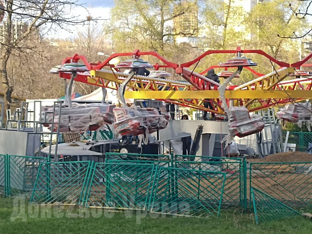 Обещают закончить через 10-12 дней: в парке Щербакова устанавливают новую «Орбиту»