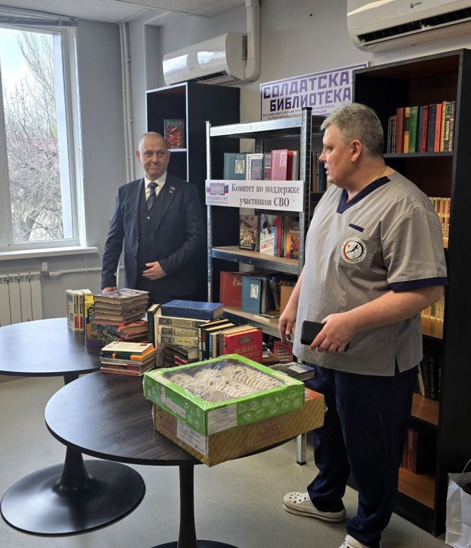Дмитрий Огилец: Вместе с учениками Донецкой гимназии №11 и ребятами из Всероссийского студенческого корпуса спасателей проведали бойцов находящихся на реабилитации, пополнили "Солдатскую библиотеку"