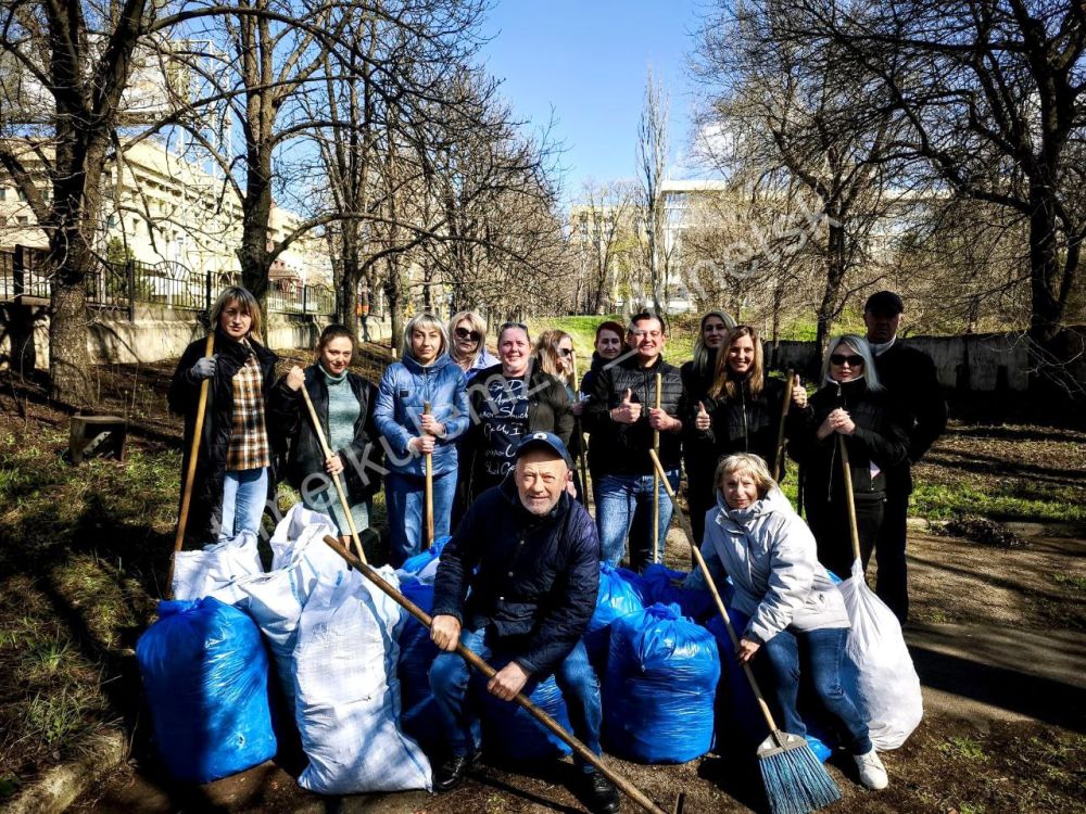 В еженедельной экологической акции «Чистый четверг» приняли активное участие сотрудники учреждений образования, культуры, также управления по физической культуре и спорту, Дворца спорта «Шахтёр» и Центра...