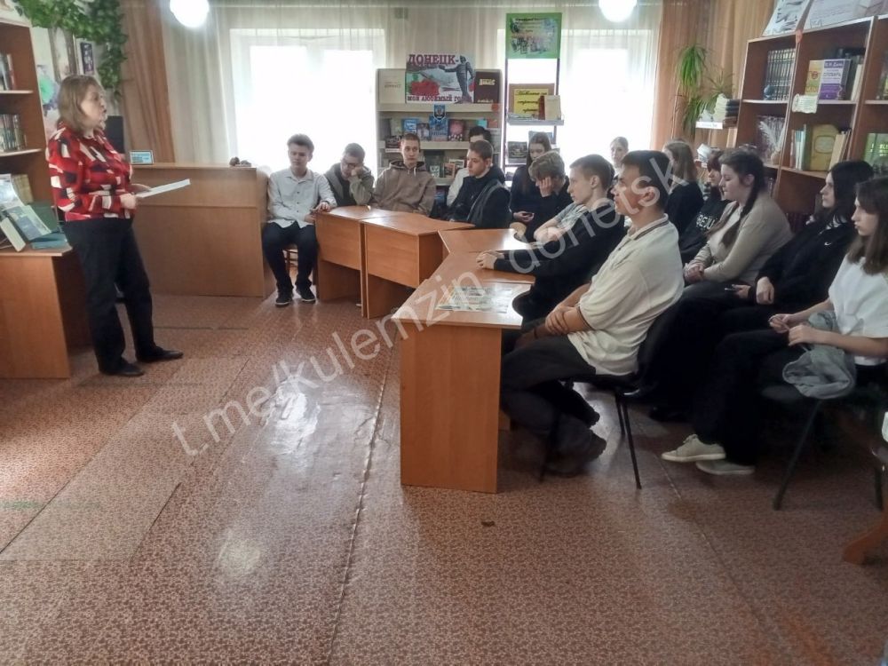 10 апреля в рамках Года защитника Отечества и к 80-летию Победы библиотека-филиал № 3 для обучающихся школы № 42 провела литературную гостиную «Судьба и поэзия Ольги Берггольц», посвященную 115-летию со дня рождения поэтессы