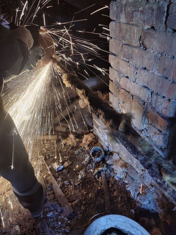 Сегодня, 10 апреля, сотрудниками подрядной организации шеф-региона г. Москва совместно с МУП АГД «Управляющая компания Ленинского района г. Донецка», выполнены ремонтные работы на аварийных участках по ул. Кирова, 14