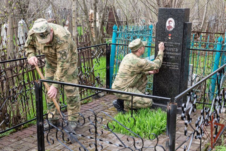 В Мариуполе росгвардейцы продолжают благоустройство мемориалов Героям Великой Отечественной войны (видео)
