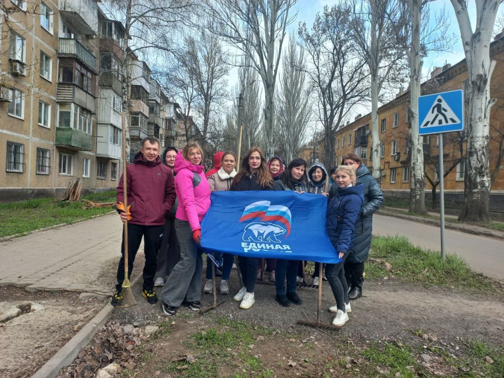 Сегодня, 10 апреля, в рамках проекта Всероссийской политической партии «Единая Россия» «Городская среда» , акции "Чистый четверг" сотрудники организаций, учреждений, предприятий Пролетарского продолжили работы по наведению...