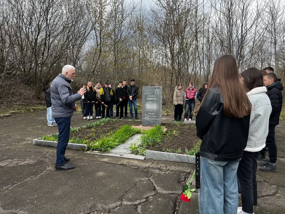 Андрей Бедило: На месте массового захоронения узников шталага (концлагеря) 385 на Центральном поселке г.о.Торез в День памяти узников концлагерей 11 апреля 2025 года молодежь, школьники, активисты Волонтеров Победы пришли...