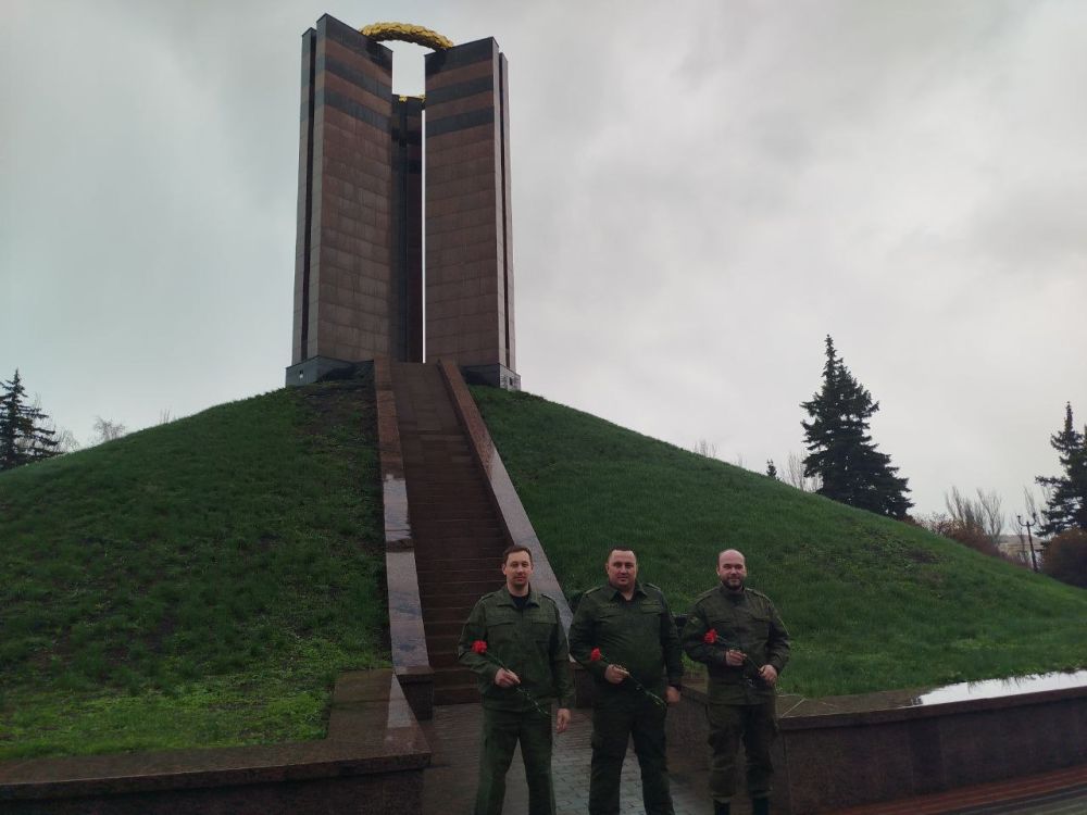 В Международный день освобождения узников концлагерей сотрудники следственного управления возложили цветы к монументу «Жертвам фашизма»