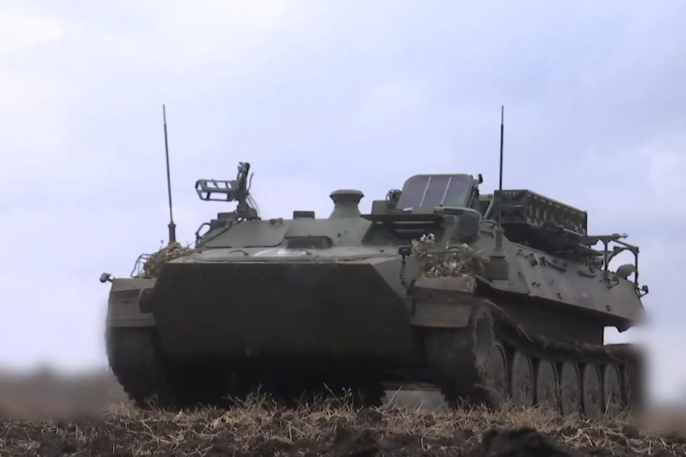 Расчеты ЗРК «Стрела-10М» группировки войск «Восток» в круглосуточном режиме прикрывают мотострелков от средств воздушного нападения ВСУ