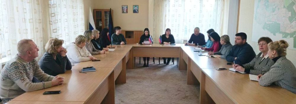 Наталья Бегуненко: В Управе Петровского внутригородского района Администрации городского округа Донецк прошел комплексный семинар, в ходе которого сотрудники учреждения получили систематизированную информацию о: