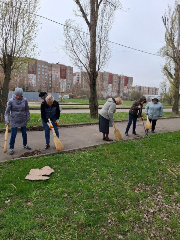 12 апреля педагоги ГБОУ «ШКОЛА № 88 Г.О. ДОНЕЦК» провели субботник.