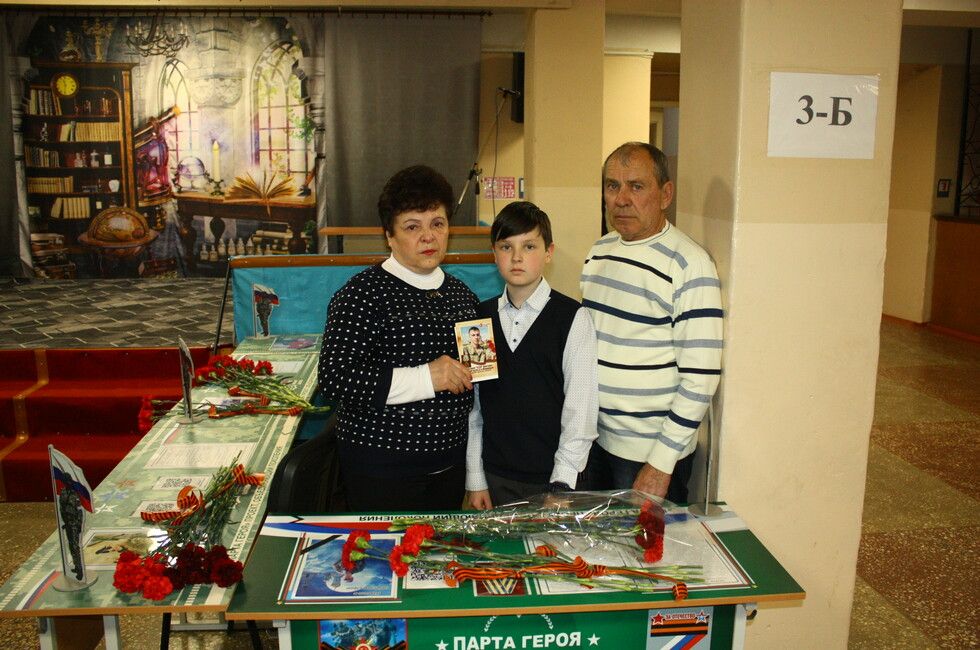 Семь парт Героев ДНР открыли в донецкой школе №119