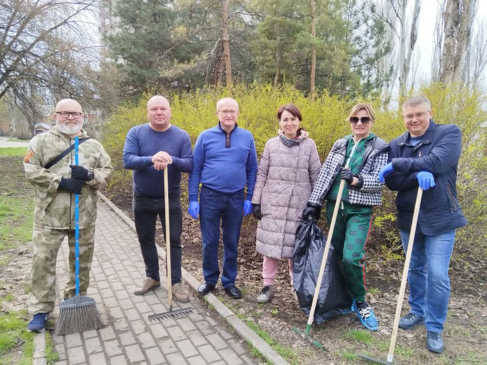 Елена Синецкая: Сделаем мир чище!. Сегодня, 12 апреля, в рамках проекта «Городская среда» партии «Единая Россия», сотрудники Управы Калининского внутригородского района приняли участие в общегородском субботнике по...
