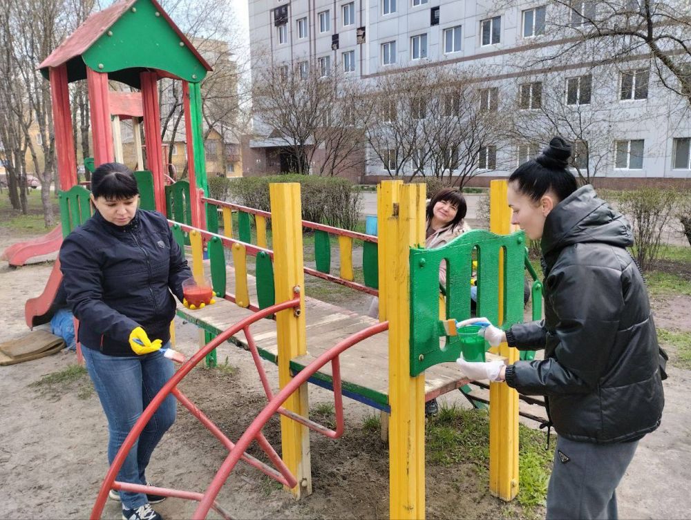 Елена Рязанцева: Сегодня на общегородском субботнике были выполнены работы по покраске детской игровой площадки рядом с Дворцом Культуры «Юбилейный»