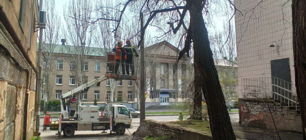 ПРОДОЛЖЕНИЕ СУББОТНИКА. Сегодня председатель Донецкого городского совета Юрий Атаманов организовал работы по коллективному обращению граждан в прилегающем квартале