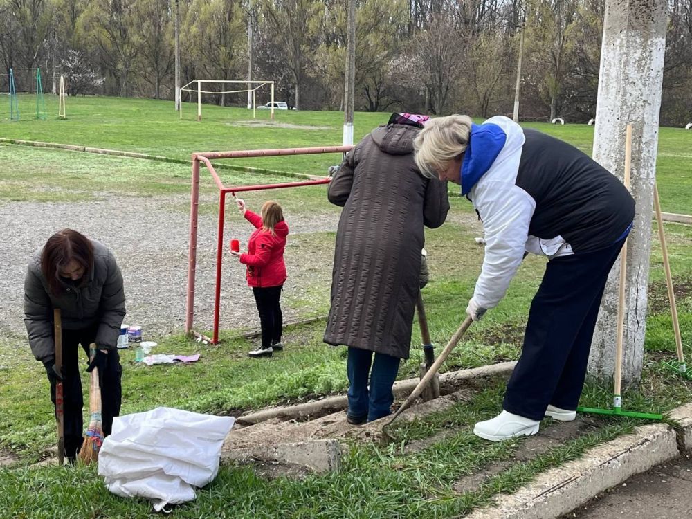 Сегодня в ГБОУ "ШКОЛА 112 Г.О. ДОНЕЦК" прошёл очередной субботник по благоустройству