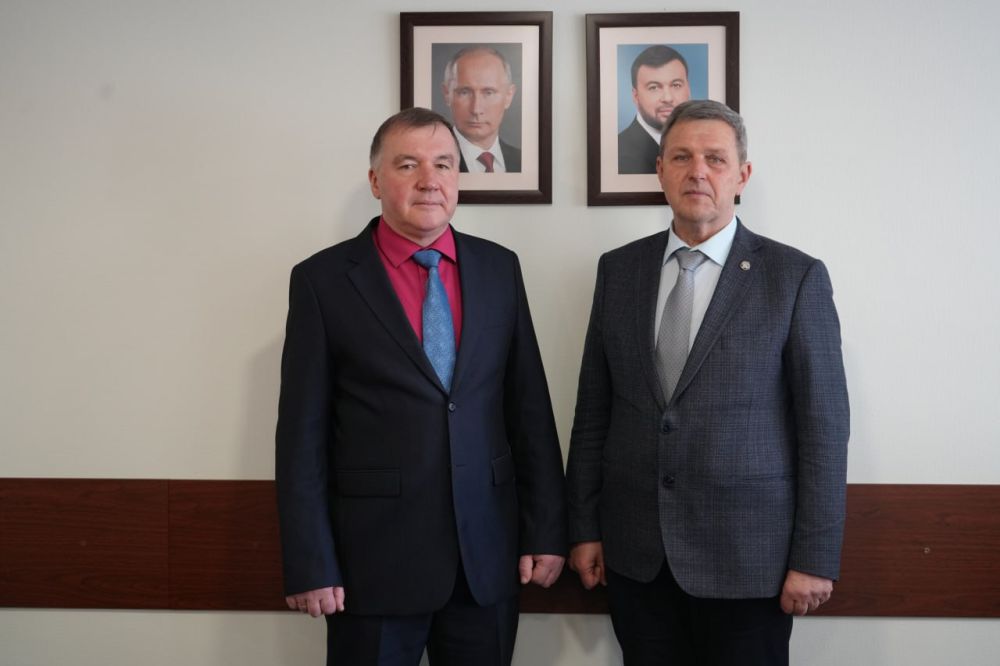 Представитель министерства физической культуры и спорта Приморского края Юрий Грачев, прибыл в Республику с почетной миссией – передать копию Знамени Победы городам Торез и Донецк