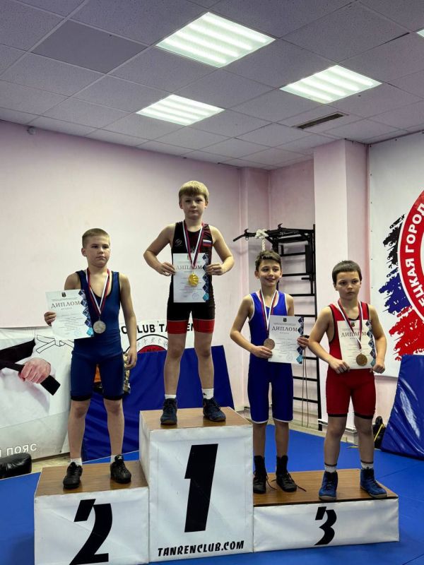 В открытом первенстве городского округа Донецк по греко-римской борьбе среди юношей 2012-2013 гг. р, посвященное памяти тренера по классической борьбе МС СССР Ходоса