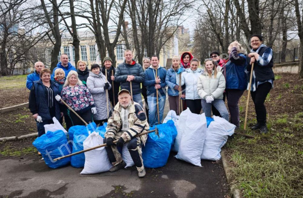 Сотрудники управления по физической культуре и спорту, а также культурных и спортивных учреждений вновь не остались в стороне и присоединились к общегородскому субботнику