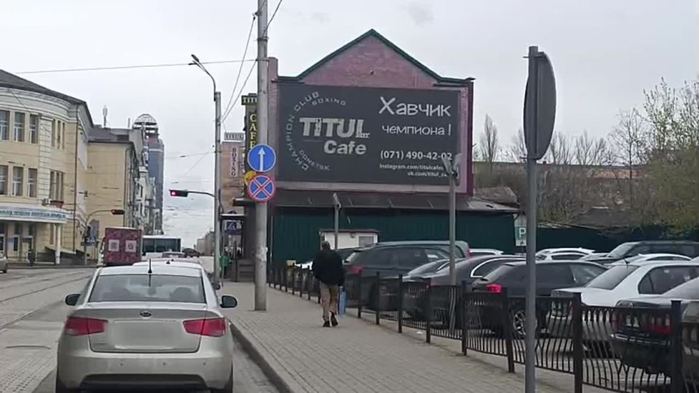 Местные жители Донецка пожаловались , что в одном из спортивных кафе размещены портреты с автографами боксера-тяжеловеса Александра Усика, который неоднократно оскорбительно выражался в адрес жителей Донбасса