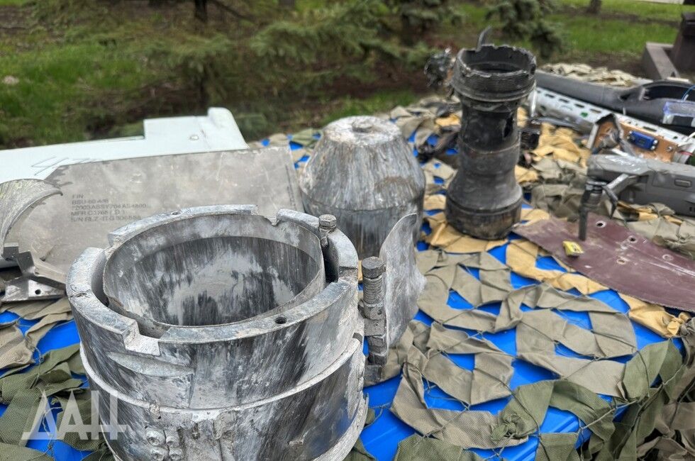 ФОТО: Сбитые украинские ракеты показали в центре Донецка ко Дню ПВО