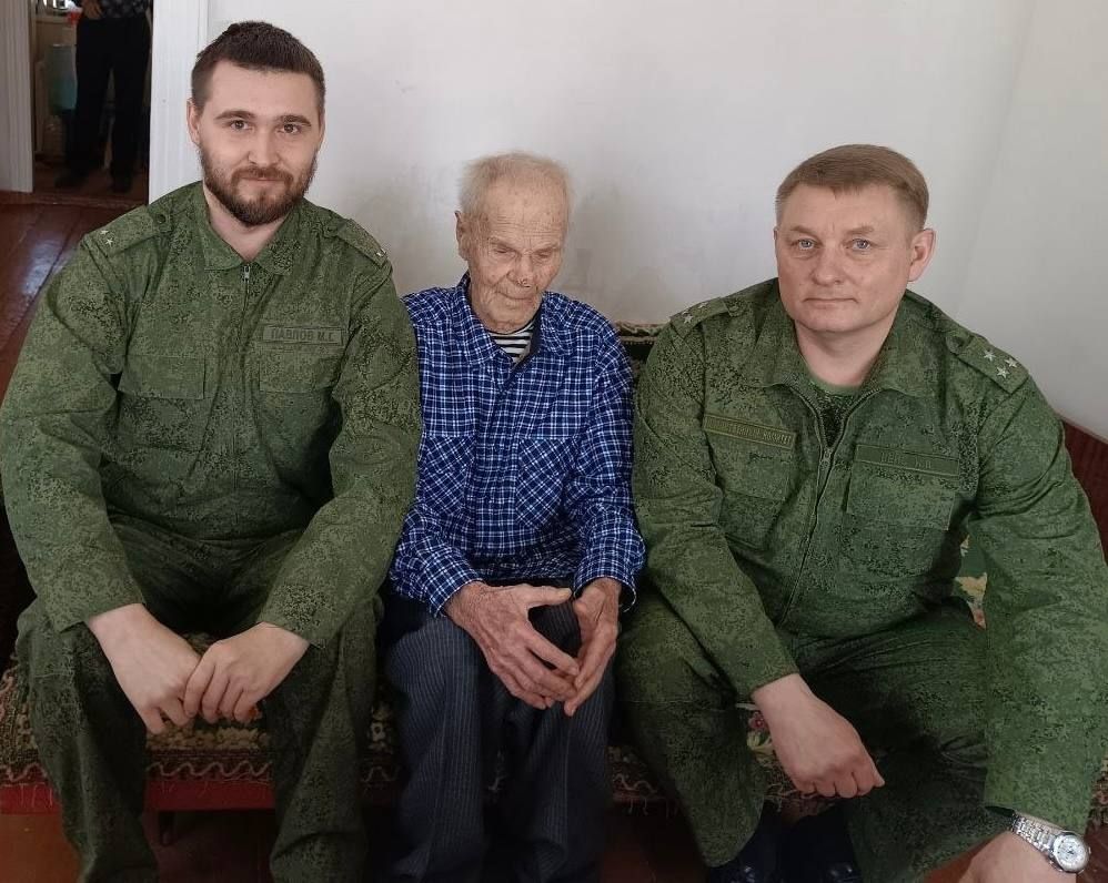 Сотрудники Шахтерского МСО следственного управления СК России по Донецкой Народной Республике навестили и поздравили с 107-летием ветерана Великой Отечественной войны Верланова Григория Павловича