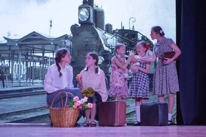 Семьи ветеранов СВО посетили театральную постановку «Эшелонами войны» в ДНР