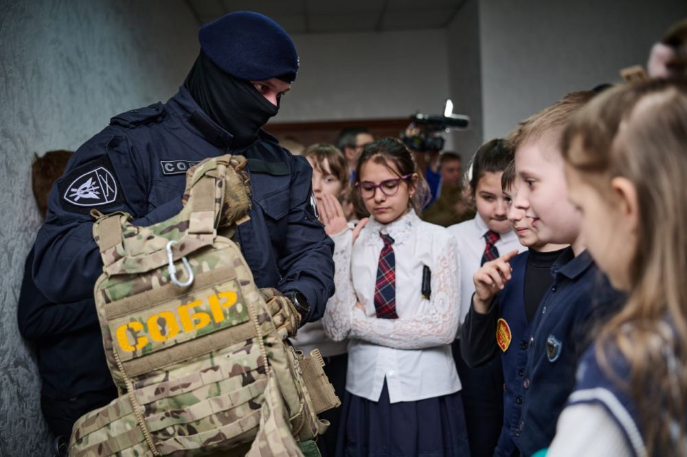 Потрогали и примерили: донецкие школьники посетили выставку снаряжения бойцов СОБР