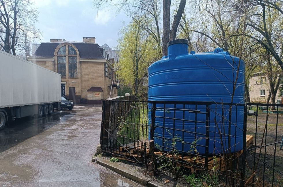 В Донецке установили еще 20 емкостей с водой