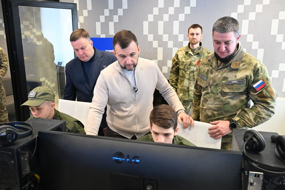 Денис Пушилин поздравил Центр «Воин» в ДНР с годовщиной создания и ознакомился с работой его площадок