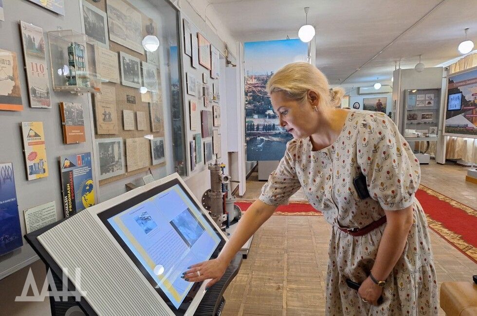 Живи и процветай: в Донецке представят 3D-картины и исторические документы ДНР