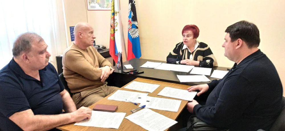 РАБОТА КОМИТЕТОВ. Состоялось заседание постоянного комитета по вопросам социальной политики, образования, культуры и спорта Рассмотрели законопроект «Об увековечении памяти выдающихся деятелей, заслуженных лиц, исторических...