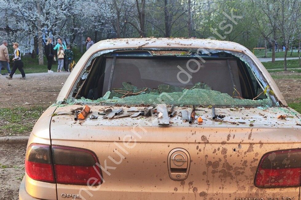 Дрон ВСУ повредил 15 окон и машину в Буденновском районе Донецка