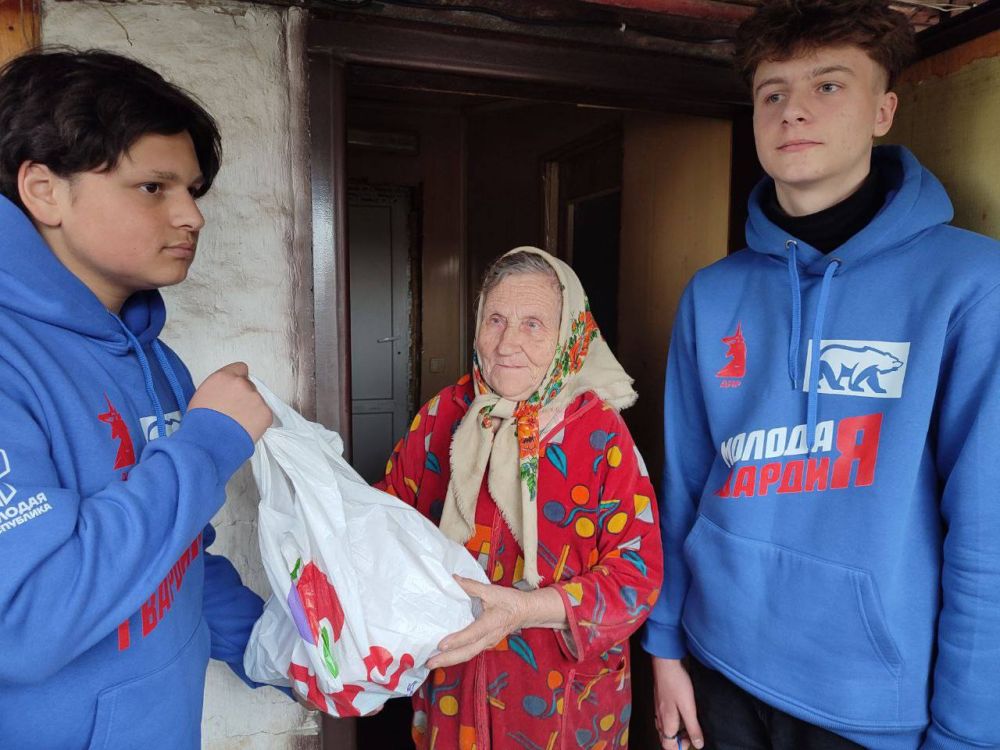 Управа Ленинского района совместно с активистами общественной организации "Молодая Гвардия Единой России" Штаб Ленинского района г. Донецка продолжают принимать участие в акции «Эстафета добра»