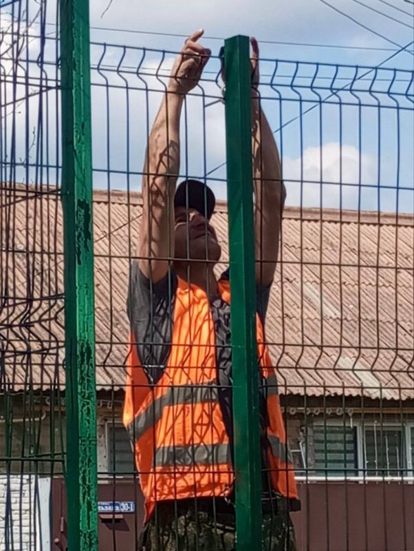 Михаил Меренков: Рабочими зелёного строительства Буденновского района 16 апреля выполнялись работы по уборке территории, ремонту и окраске детской площадки на улице Бальзака