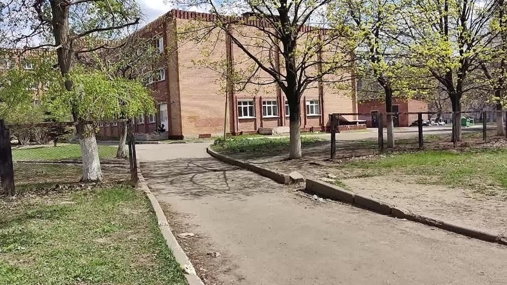 Денис Пушилин: По просьбам родителей и педагогов ограничим проезд через двор школы №135 в Донецке