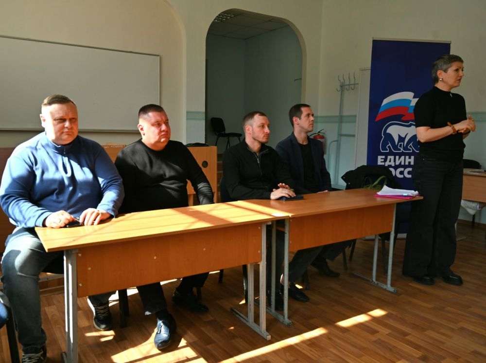 Руководитель Управы Куйбышевского внутригородского района Иван Адамец и депутаты Донецкого городского совета Дмитрий Пефтеев, Сергей Остапенко провели встречу с трудовым коллективом ГБОУ «Школа № 71 г.о. Донецк»