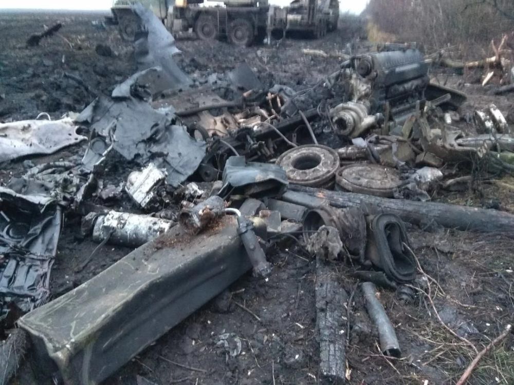 Южно-донецкое направление. Всё, что осталось от украинского танка Т-64БВ после прилета русских fpv-дронов