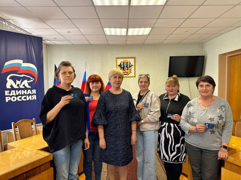 В Пролетарском районе состоялось вручение партийных билетов новым членам Всероссийской политической партии "Единая Россия"