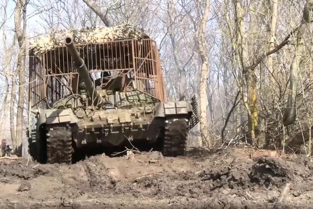 Экипажи танков Т-72 группировки войск «Восток» поддерживают наступление штурмовых подразделений на Южно-Донецком направлении