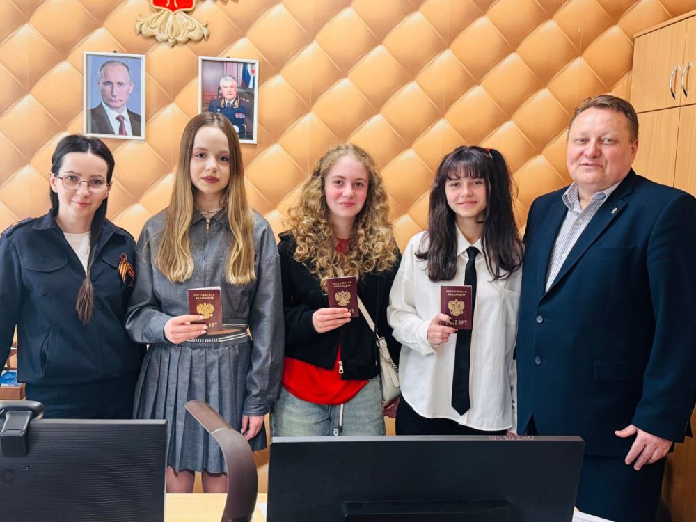 В Киевском районе Донецка полицейские вручили первые паспорта юным гражданам