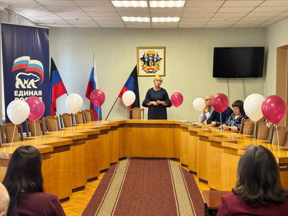 В здании Управы Пролетарского внутригородского района Администрации городского округа Донецк прошло торжественное собрание, посвящённое Дню местного самоуправления