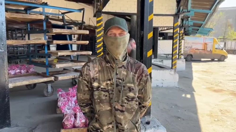 В Великую пятницу Страстной недели донецкие пекари передали 400 куличей военнослужащим штурмовой бригады стрелкового полка 51-й армии, ребятам из Союза добровольцев Донбасса